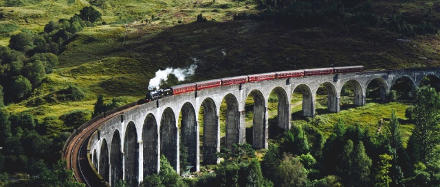 Een treinbrug die bekend is van de Harry Potter films